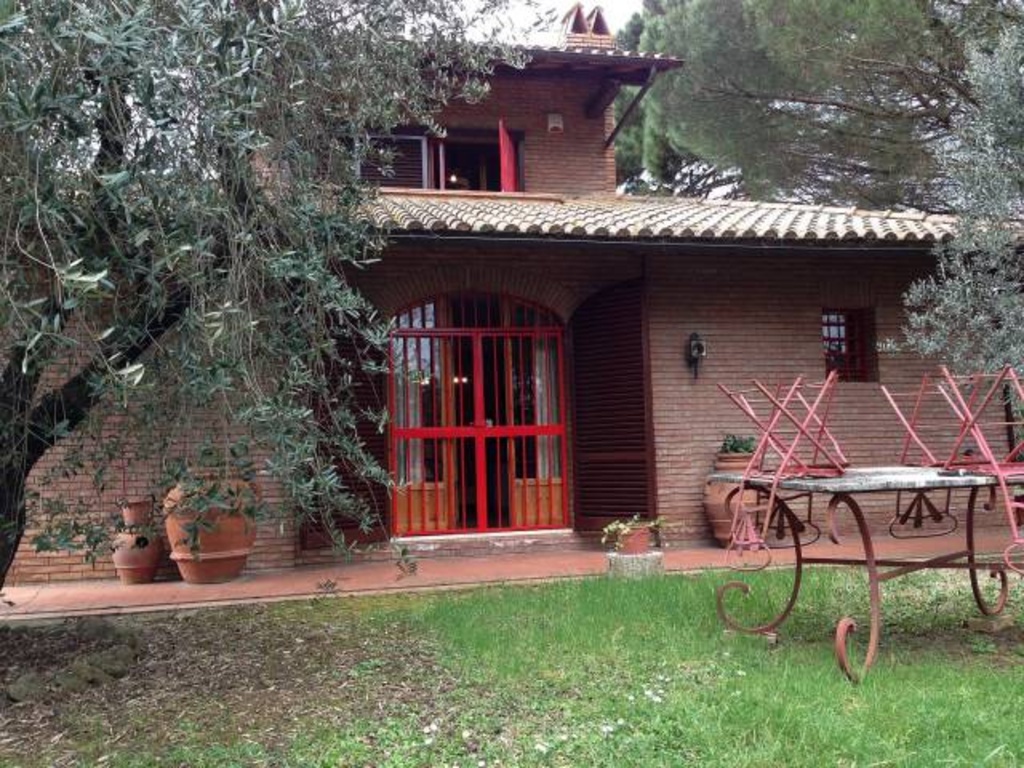 Villa a Siena, 3 bagni, giardino in comune, 320 m², buono stato