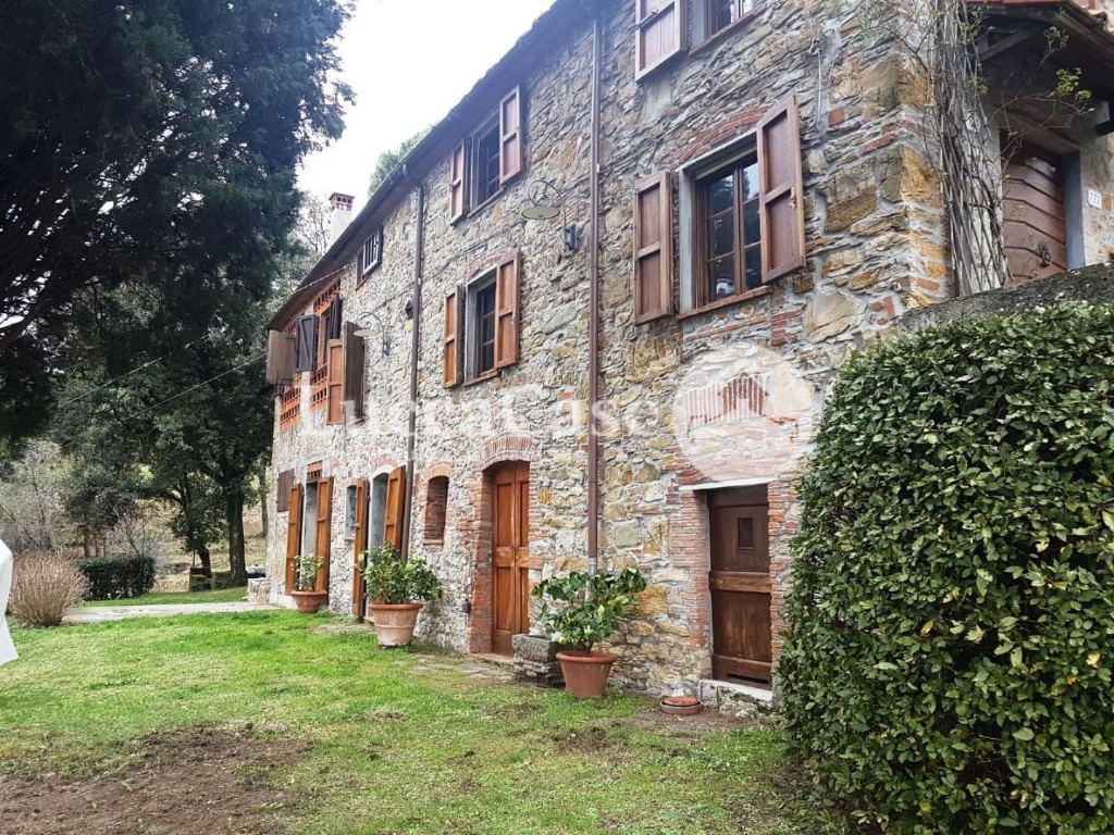 Casale a Lucca, 7 locali, 4 bagni, giardino privato, posto auto