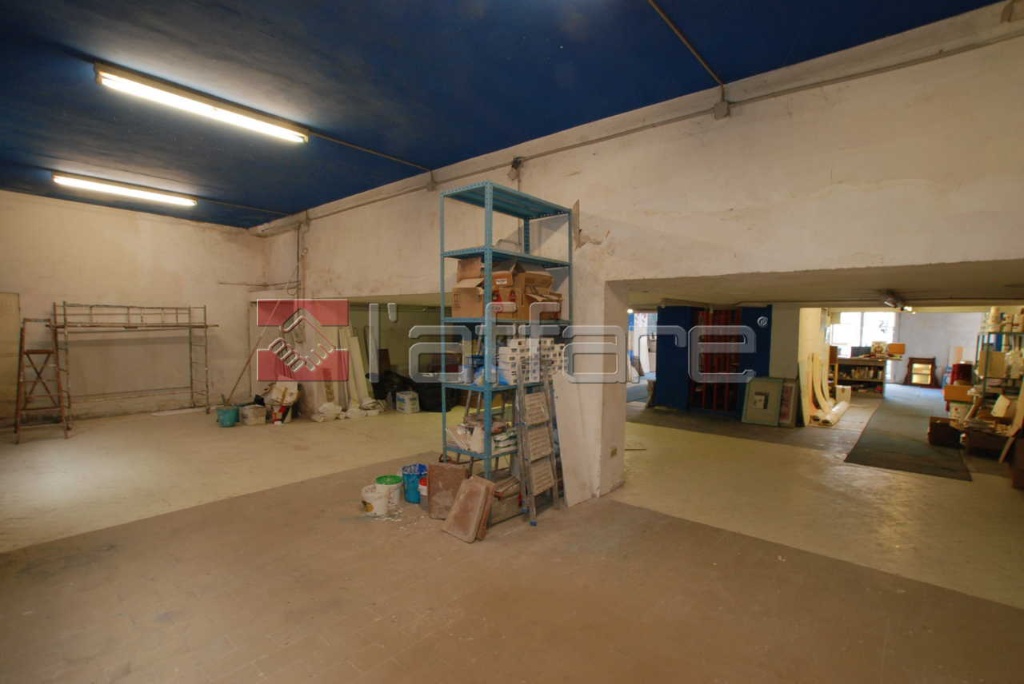 locale commerciale in vendita a Pontedera