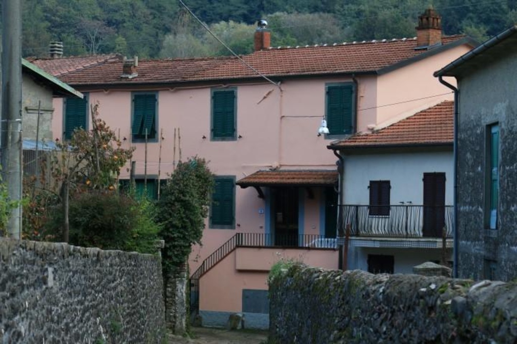 Casa semindipendente a Fivizzano, 10 locali, 2 bagni, giardino privato
