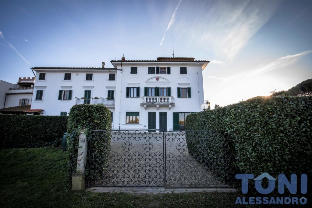 Villa a Empoli, 30 locali, 6 bagni, giardino privato, posto auto