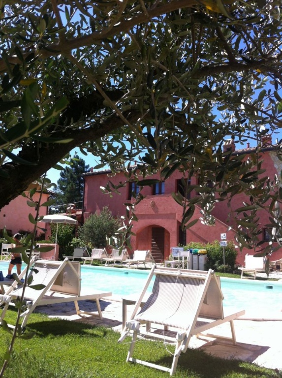 Bilocale a Gambassi Terme, 1 bagno, giardino in comune, arredato